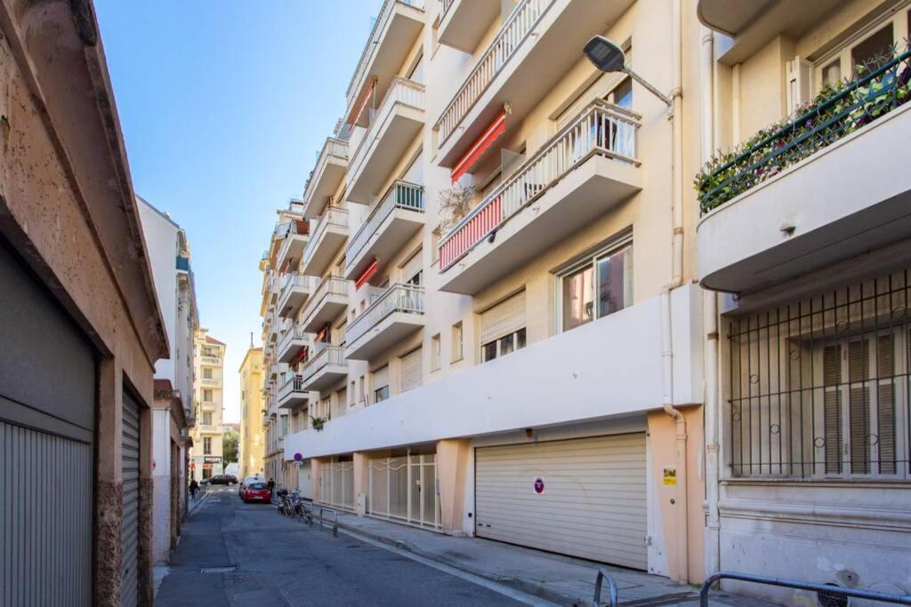 Nice Center - Bright Studio Balcony Wifi & Aircon Apartment Exterior photo